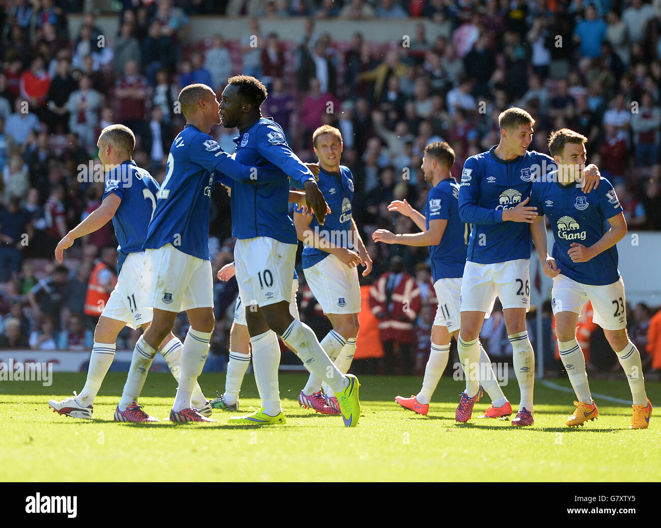 Calcio - Barclays Premier League - West Ham United v Everton - Upton Park. Romelu Lukaku di Everton (10) festeggia con i suoi compagni di squadra dopo aver segnato il secondo obiettivo del gioco di Side. Foto Stock