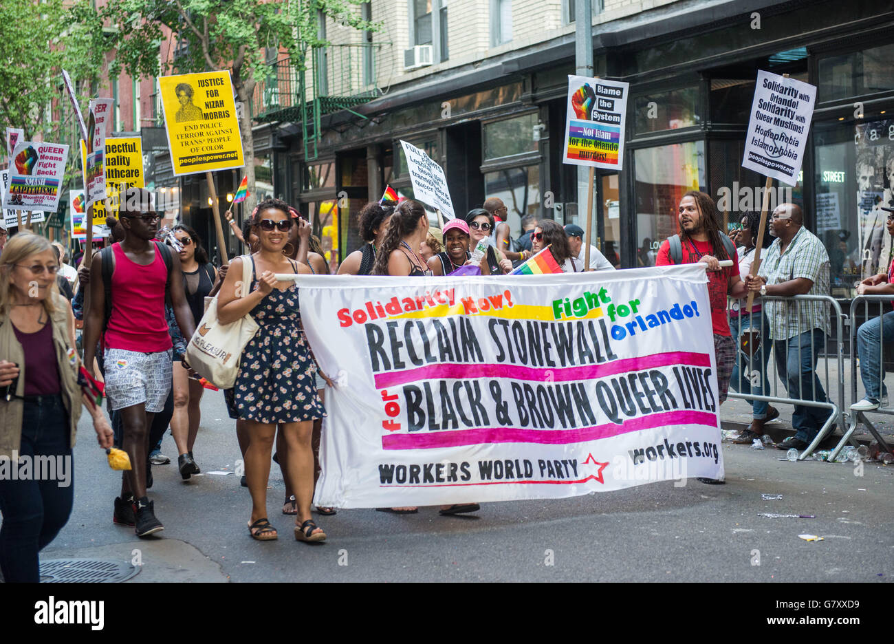 Lavoratore World Party con un segno "rivendicazione STonewall per nero e marrone queer vive", marciando in Gay Pride Parade di New York City, NY 2016 Foto Stock