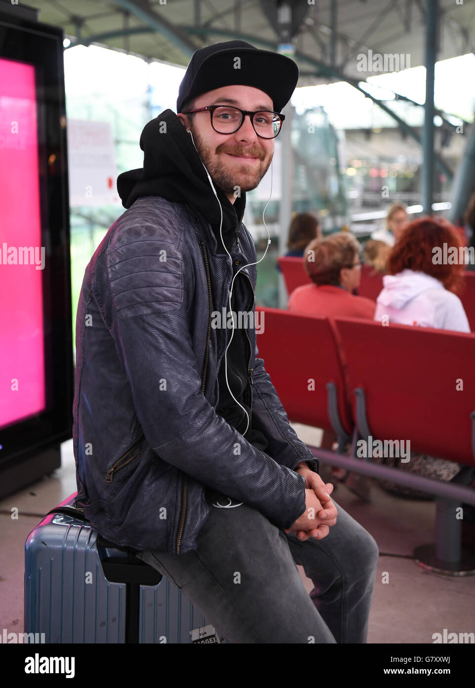 Lille, Francia. Il 27 giugno, 2016. Cantante e cantautore Mark Forster  rimane in attesa di un treno alla stazione ferroviaria Lille Europe a Lille,  Francia, 27 giugno 2016. La sua canzone "Ci