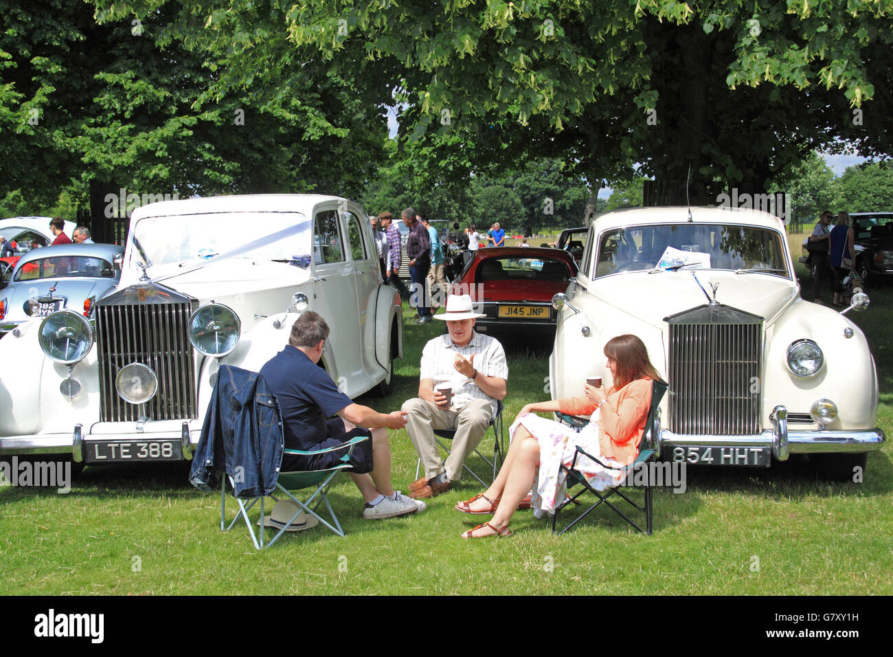 Rolls-Royce Silver Wraith (1947) e Rolls-Royce Silver Cloud (1960), Hanworth Classic Car Show, 26 giugno 2016. Bushy Park, Hampton Court, London Borough of Richmond, Inghilterra, Gran Bretagna, Regno Unito, Regno Unito, Regno Unito, Europa. Mostre di veicoli d'epoca, classici e americani, oltre a balli e bancarelle degli anni '40 e '50. 8° incontro annuale che raccoglie fondi per l'ospizio per bambini Shooting Star Chase. Credito: Ian Bottle / Alamy Live News Foto Stock