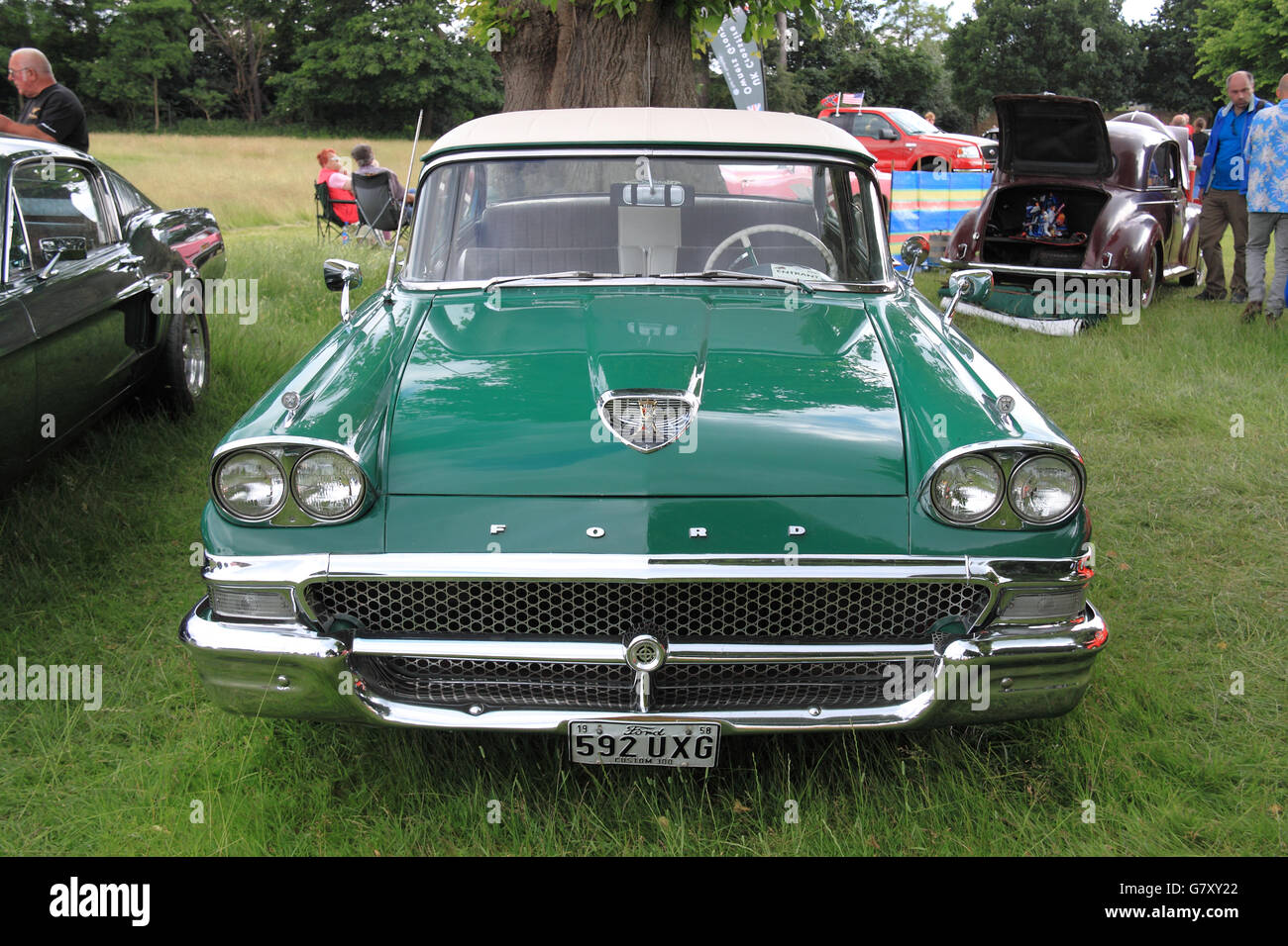 Ford Custom 300 (1958), Hanworth Classic Car Show, 26 giugno 2016. Bushy Park, Hampton Court, London Borough of Richmond, Inghilterra, Gran Bretagna, Regno Unito, Regno Unito, Regno Unito, Europa. Mostre di veicoli d'epoca, classici e americani, oltre a balli e bancarelle degli anni '40 e '50. 8° incontro annuale che raccoglie fondi per l'ospizio per bambini Shooting Star Chase. Credito: Ian Bottle / Alamy Live News Foto Stock