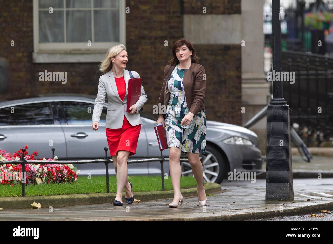 Londra, Regno Unito. Il 27 giugno, 2016. Liz Truss (sinistra) il segretario di Stato per l'ambiente, l'alimentazione e gli affari rurali, con (a destra) Nicky Morgan il Segretario di Stato per l'Educazione, arriva per il Partito Conservatore UE Armadietto di emergenza incontro a Downing Street, Londra, UK Credit: Jeff Gilbert/Alamy Live News Foto Stock