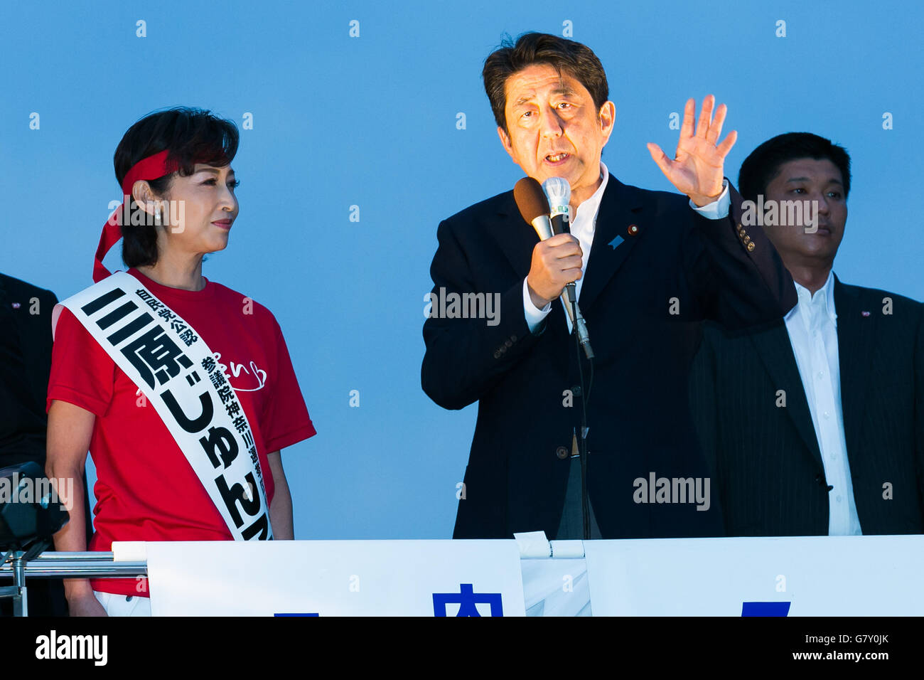 (L a R) Junko Mihara Partito liberale democratico (LDP) candidato, e Shinzo Abe LDP leader e primo ministro del Giappone, parlare durante un evento della campagna per il mese di luglio la casa dei Consiglieri elezioni al di fuori della stazione Sakuragicho su Giugno 27, 2016 a Yokohama, Giappone. Abe ha visitato Yokohama per sostenere il suo partito del candidato per la Camera dei Consiglieri le elezioni che si terranno il prossimo 10 luglio. Credito: Rodrigo Reyes Marin/AFLO/Alamy Live News Foto Stock