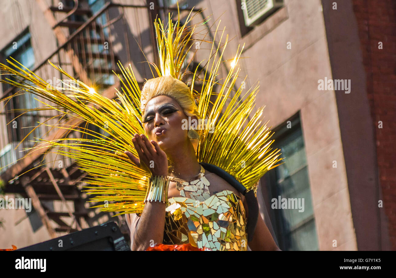 Una drag queen colpi di baci da un galleggiante nel Gay Pride Parade di New York City, NY 2016 Foto Stock