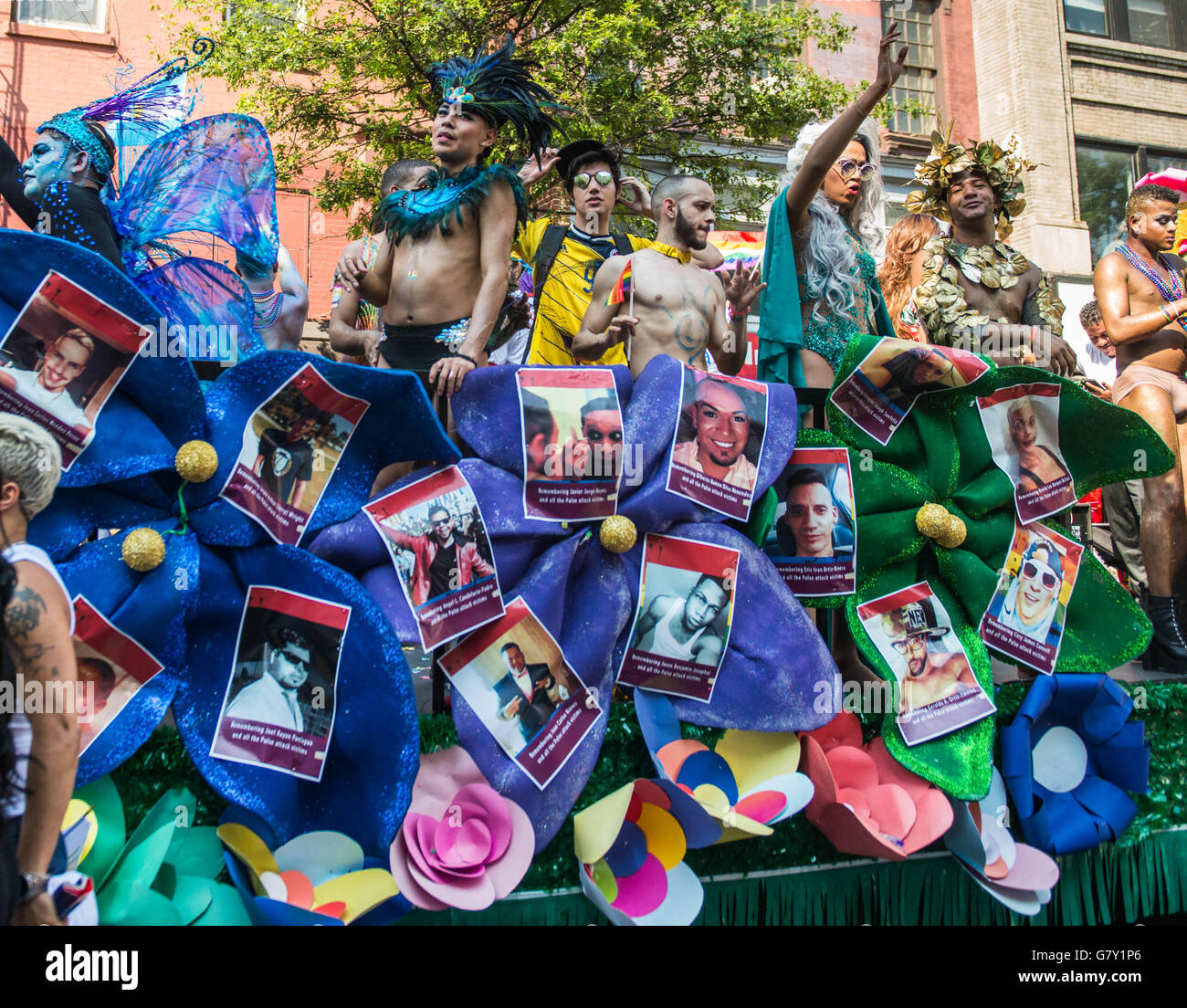 Un galleggiante memorializing Orlando vittime di ripresa nel Gay Pride Parade di New York City, NY 2016 Foto Stock