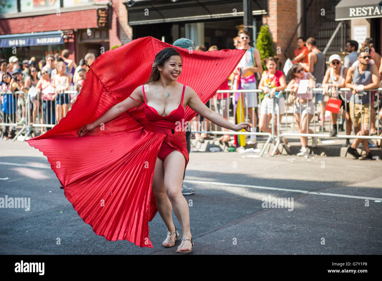 Ballerino in costume alato presso il Gay Pride Parade in New York City, NY 2016 Foto Stock