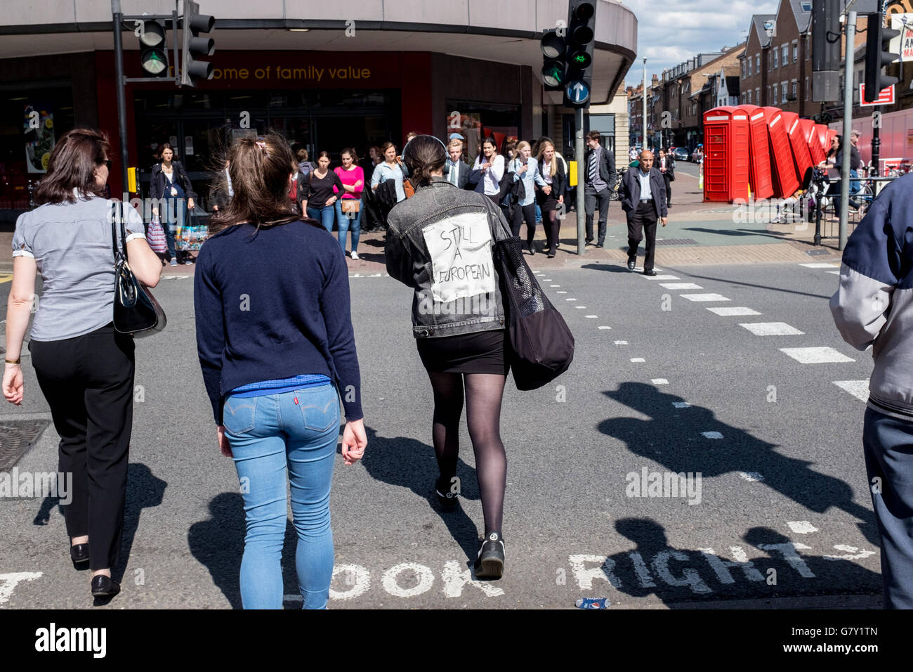 Kingston-upon-Thames, Regno Unito. Il 27 giugno, 2016. Una giovane donna vestita di nero e Jeans Leggings ha segnato un segno in casa sulla sua schiena la lettura "ancora un europeo" come lei cammina attraverso Kingston-upon-Thames shopping center Credito: a Vista/fotografica Alamy Live News Foto Stock