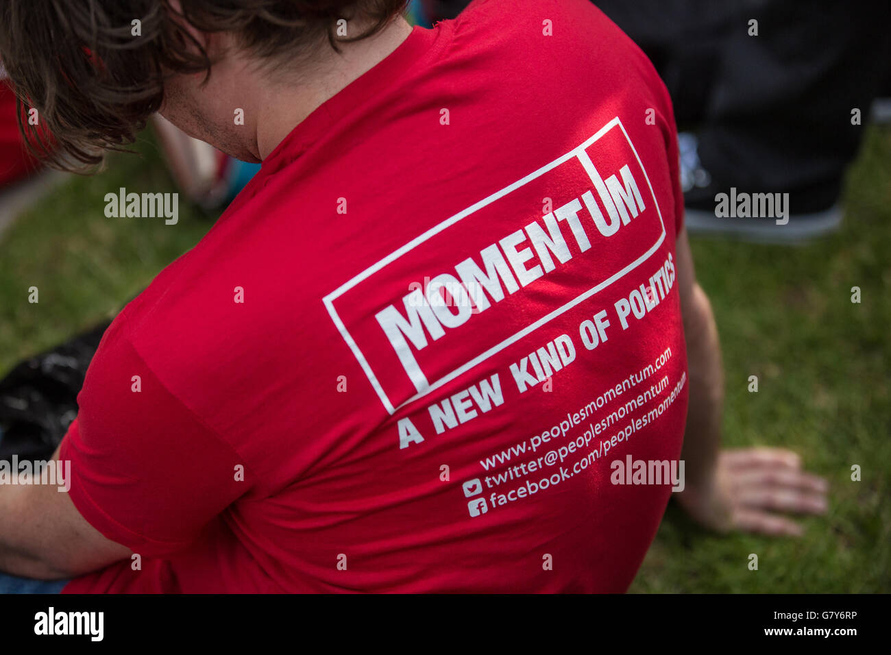 Londra, Regno Unito. Il 27 giugno, 2016. Un sostenitore di Jeremy Corbyn indossando un impulso t-shirt in un rally in piazza del Parlamento a sostegno della sua leadership del partito laburista. Jeremy Corbyn arrivati al rally da una riunione in House of Commons, dove aveva affrontato le chiamate a dimettersi dal di dentro il parlamentare del Partito laburista a seguito di dimissioni in massa dalla sua ombra armadio. Credito: Mark Kerrison/Alamy Live News Foto Stock