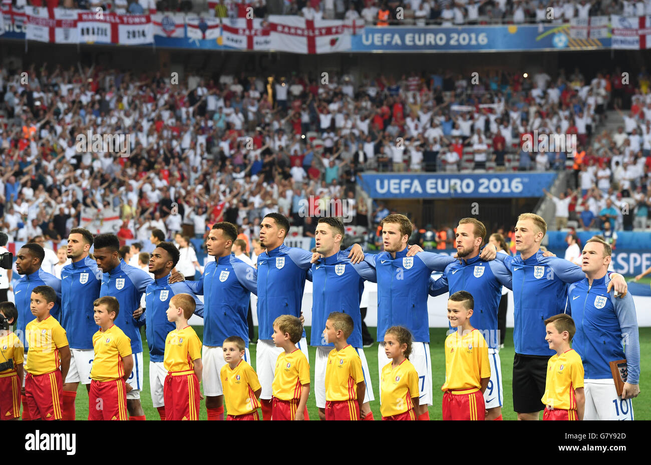 La formazione iniziale di Inghilterra Danny Rose (L-R) Kyle Walker, Daniel Sturridge, Raheem Sterling, Dele Alli, Chris Smalling, Gary Cahill, Eric Dier, Harry Kane, il portiere Joe Hart , Wayne Rooney cantare l'inno nazionale durante UEFA EURO 2016 Round di 16 partita di calcio tra Inghilterra e Islanda a Stade de Nice in Nizza, Francia, 27 giugno 2016. Foto: Federico Gambarini/dpa (RESTRIZIONI: Per editoriale news report solo. Non utilizzato per scopi commerciali o per scopi di marketing senza la preventiva approvazione scritta della UEFA. Le immagini devono essere visualizzate come immagini statiche e non deve emulare azione match vide Foto Stock