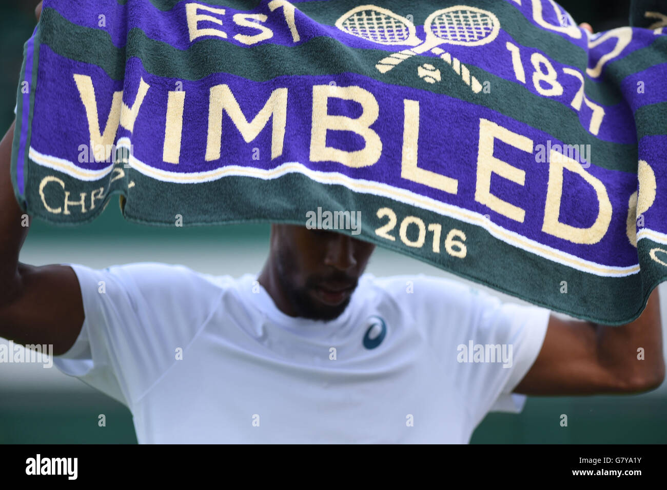 27.06.2016. All England Lawn Tennis e Croquet Club di Londra, Inghilterra. Il torneo di Wimbledon Tennis Championships giorno uno. Gael Monfils (Fra) Foto Stock