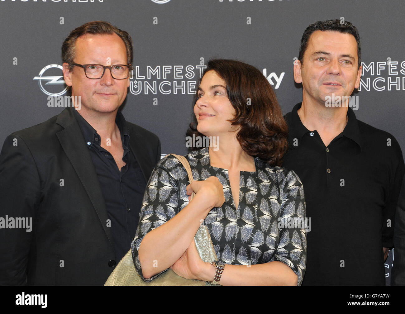 Monaco di Baviera, Germania. Il 25 giugno, 2016. Attori Matthias Brandt (l-r), Barbara Auer e regista Christian Petzhold arriva per il film lo screening di gala del film della televisione "Polizeiruf 110 - Woelfe' (lit. Polizeiruf 110 - Lupi) durante il monaco film festival di Monaco di Baviera, Germania, il 25 giugno 2016. Il monaco film festival si svolge dal 23 giugno al 2 luglio 2016. Foto: Ursula Dueren/dpa/Alamy Live News Foto Stock