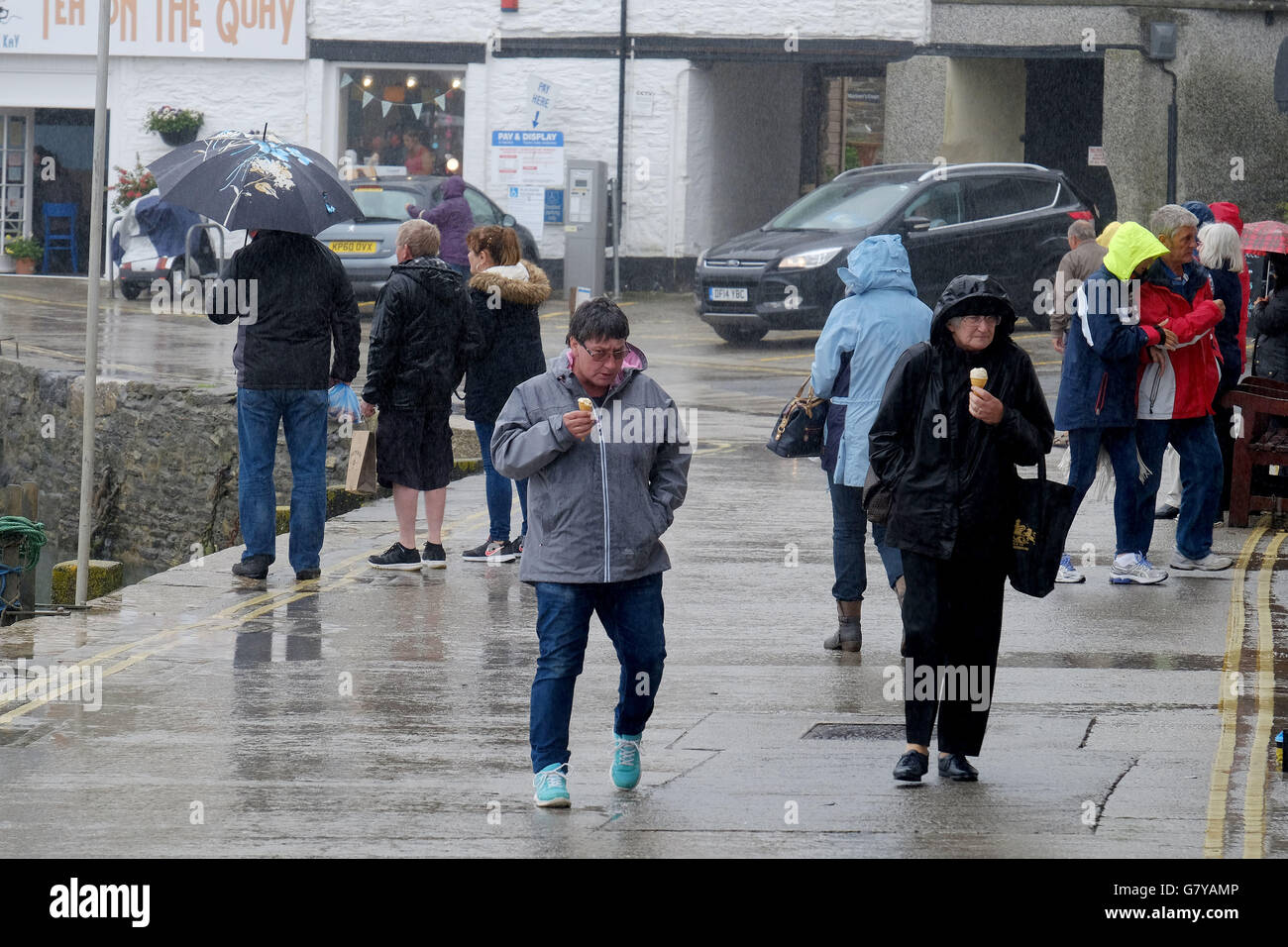 Mevagissey, Cornwall, Regno Unito. Il 28 giugno, 2016. Piogge torrenziali e gale force venti influenzano l'Inghilterra occidentale. I visitatori di Mevagissey Cornwall in heavy rain 28 giugno 2016 Credit: MARTIN DALTON/Alamy Live News Foto Stock
