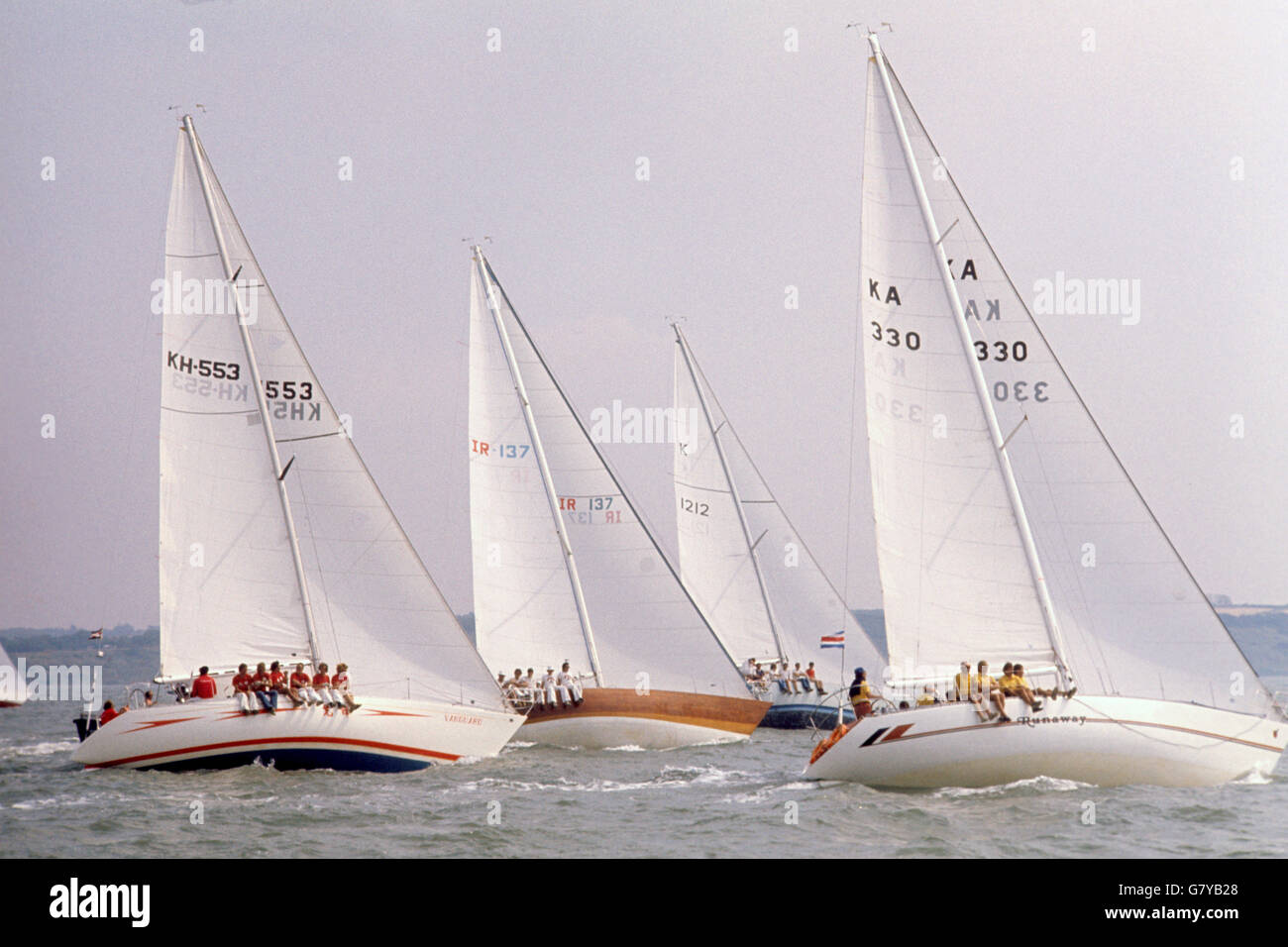 Vela - settimana della Regata dei Cowes. Barche nel solente durante la settimana della Regata di Cowes. Foto Stock