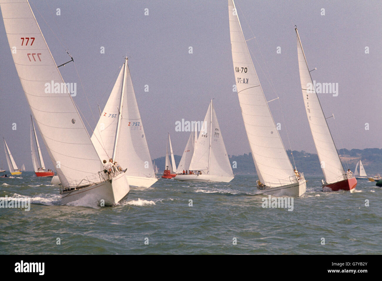 Vela - settimana della Regata dei Cowes. Barche nel solente durante la settimana della Regata di Cowes. Foto Stock
