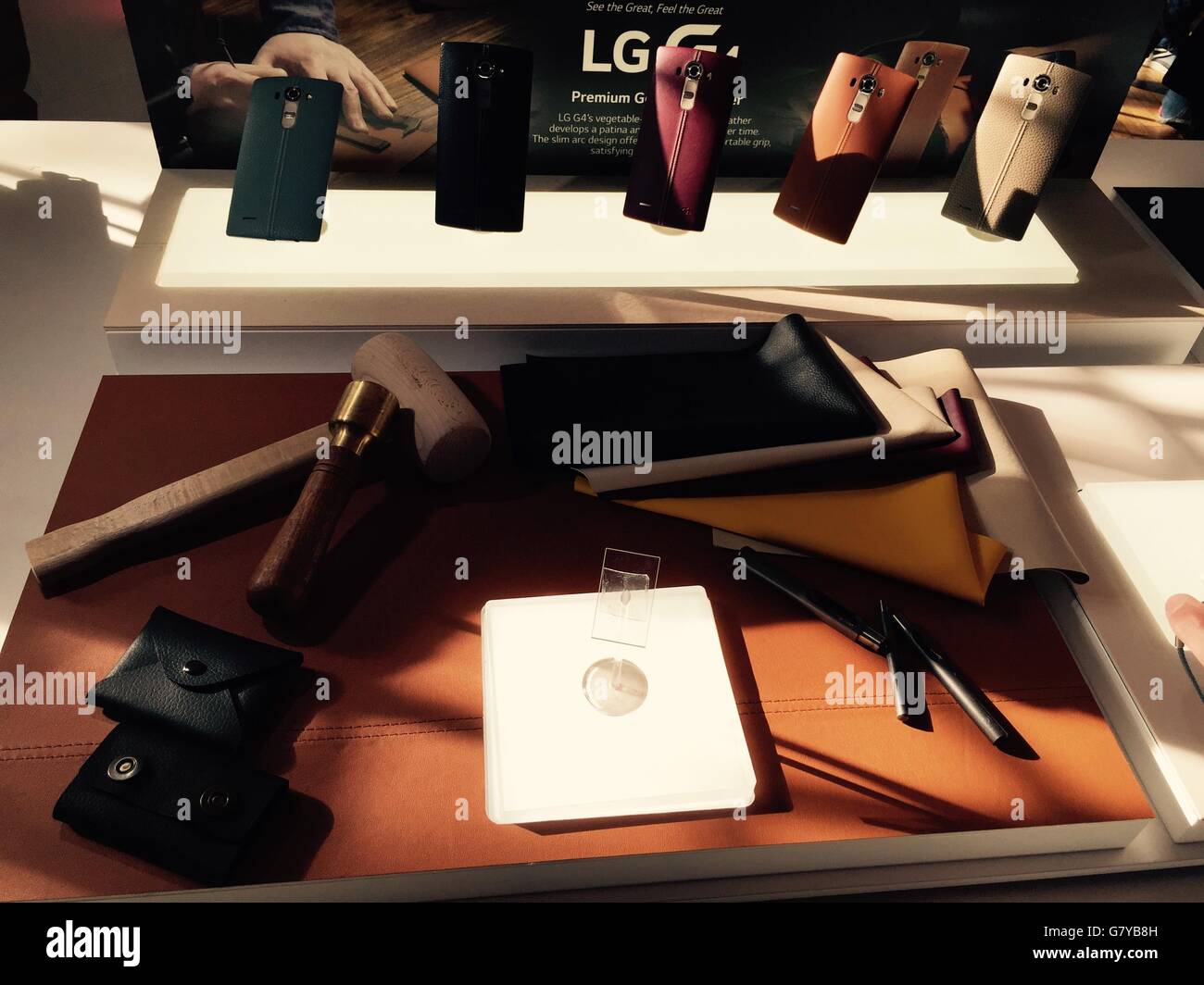 Coperture posteriori in vera pelle per il nuovo LG G4, in quanto il produttore ha fatto la sua ultima mossa nel mercato degli smartphone annunciando il nuovo dispositivo di punta. Foto Stock