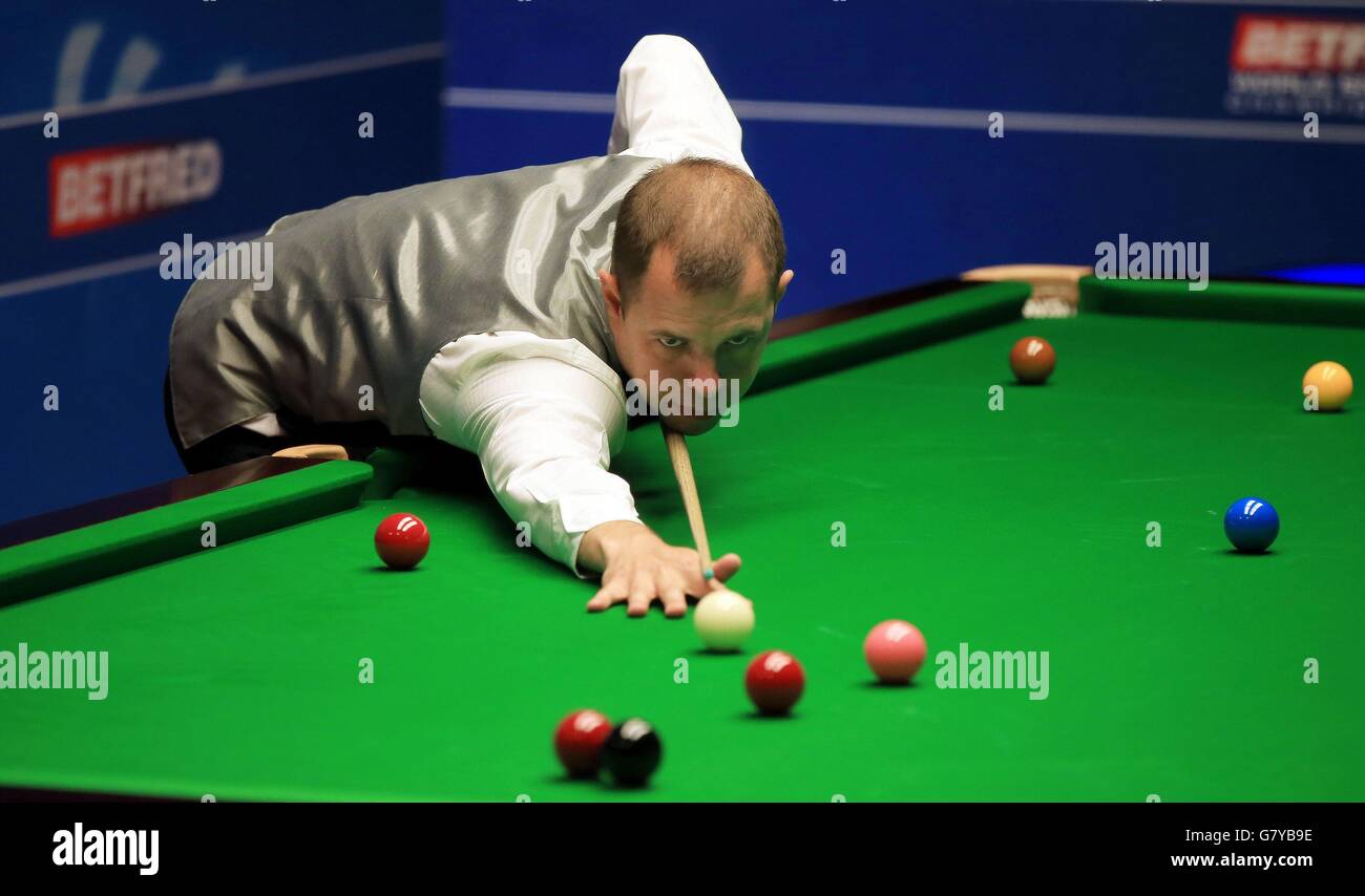 Barry Hawkins durante la sua partita finale di quarto contro Neil Robertson durante il giorno undici dei Campionati del mondo Betfred al Crucible Theatre di Sheffield. Foto Stock