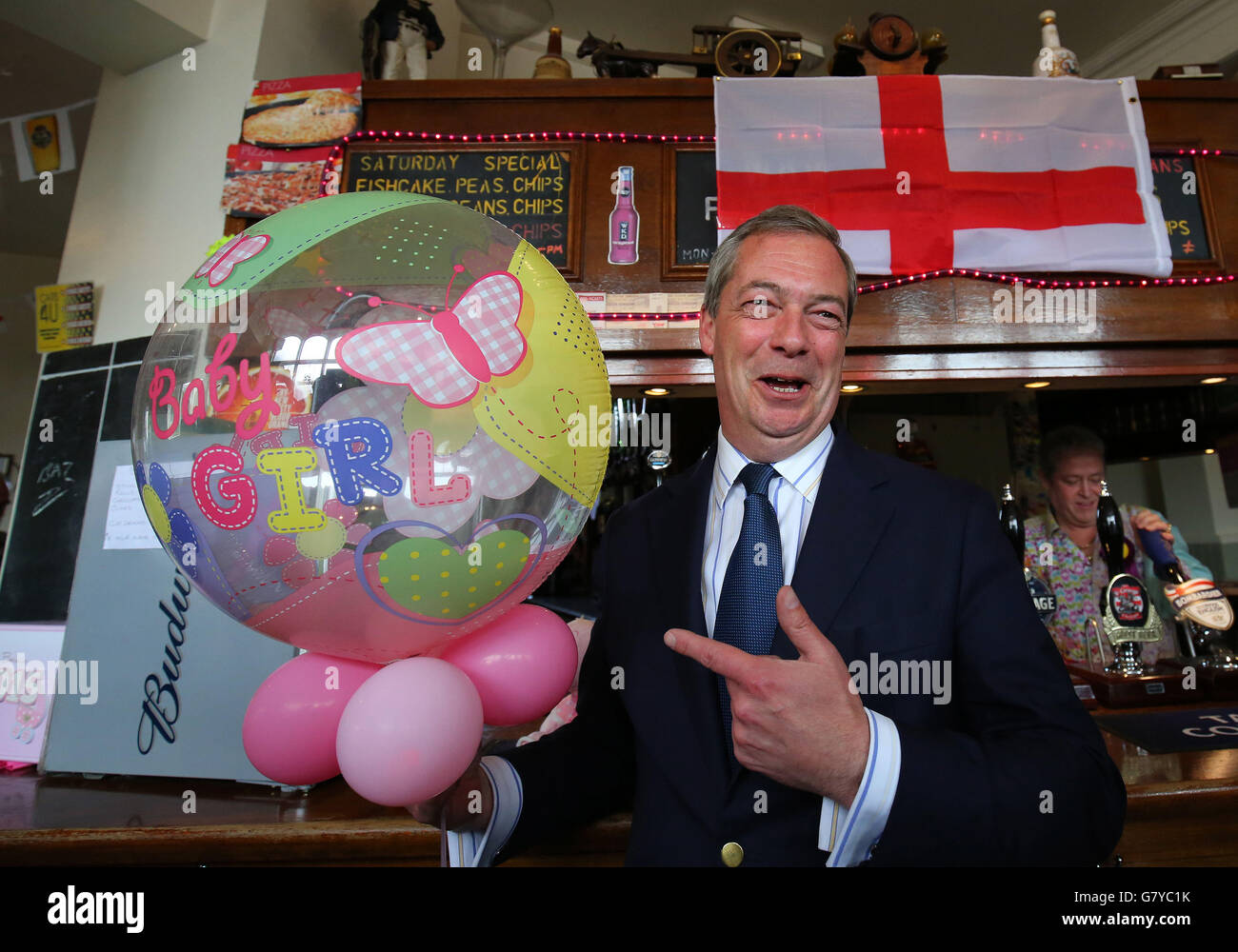 Nigel Farage, leader dell'UKIP, lancia l'arrivo del bambino reale in una casa pubblica a Ramsgate, Kent, durante una giornata di campagna per il seggio di Thanet Sud alle prossime elezioni generali. Foto Stock