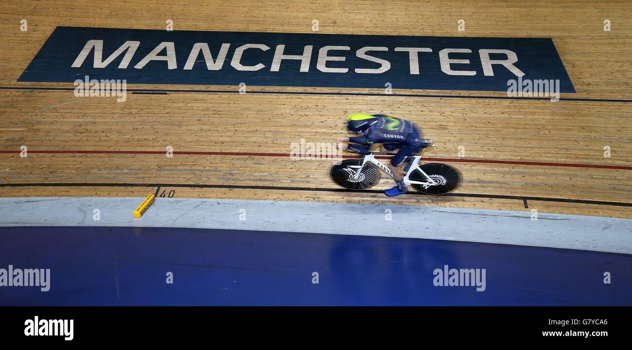 Alex Dowsett's durante il tentativo di 1 ora del record mondiale al National Cycling Center di Manchester. Foto Stock