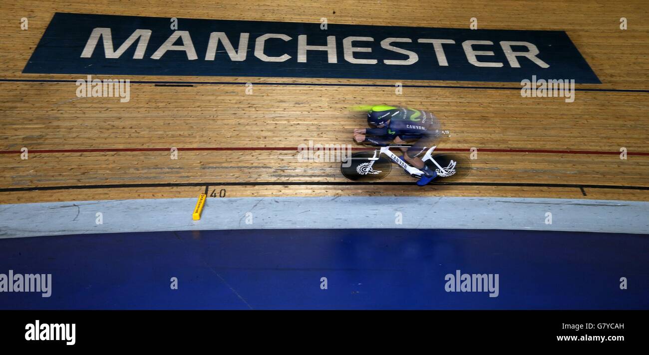 Alex Dowsett durante il tentativo di 1 ora del record mondiale al National Cycling Center di Manchester. Foto Stock