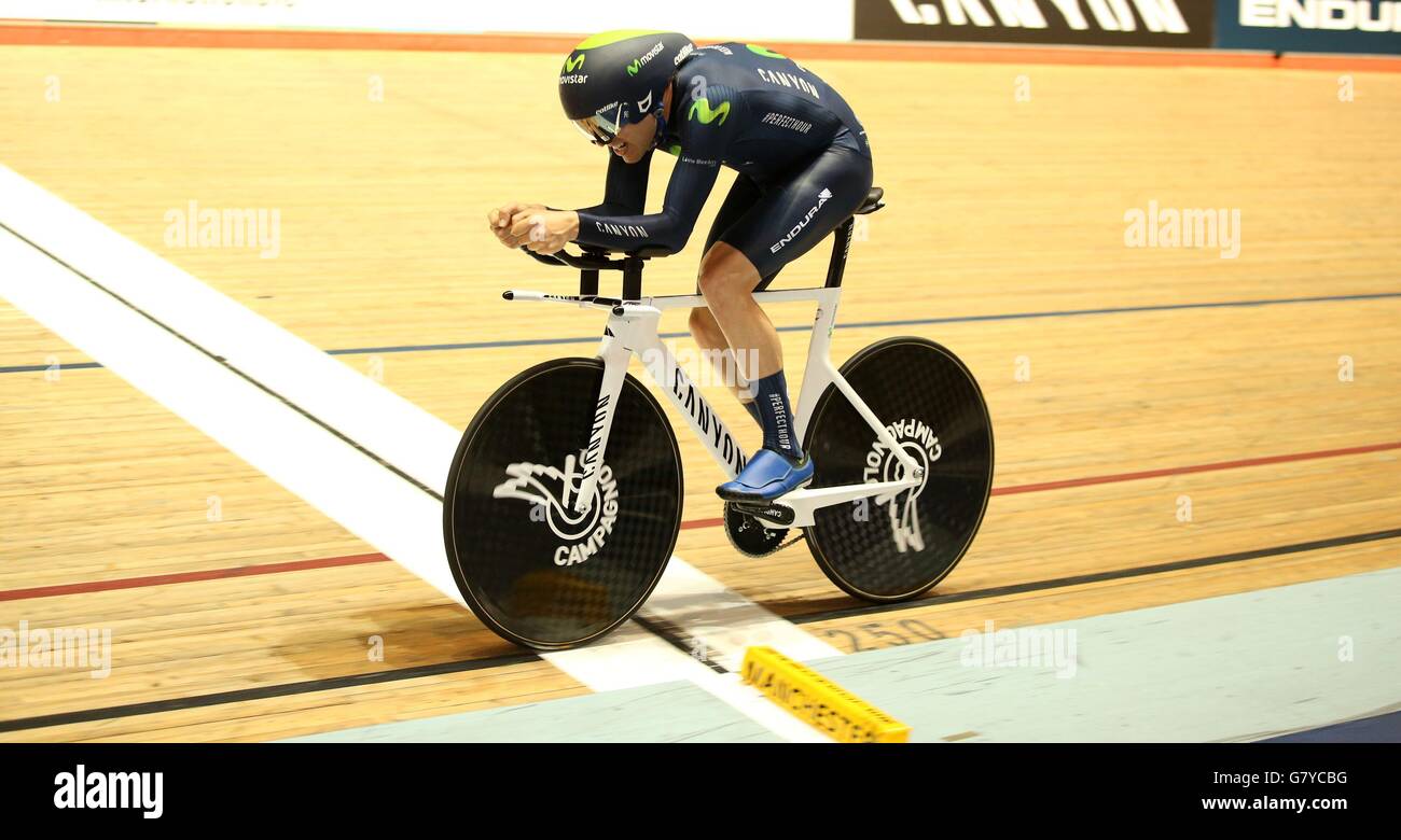 Alex Dowsett durante il tentativo di 1 ora del record mondiale al National Cycling Center di Manchester. Foto Stock