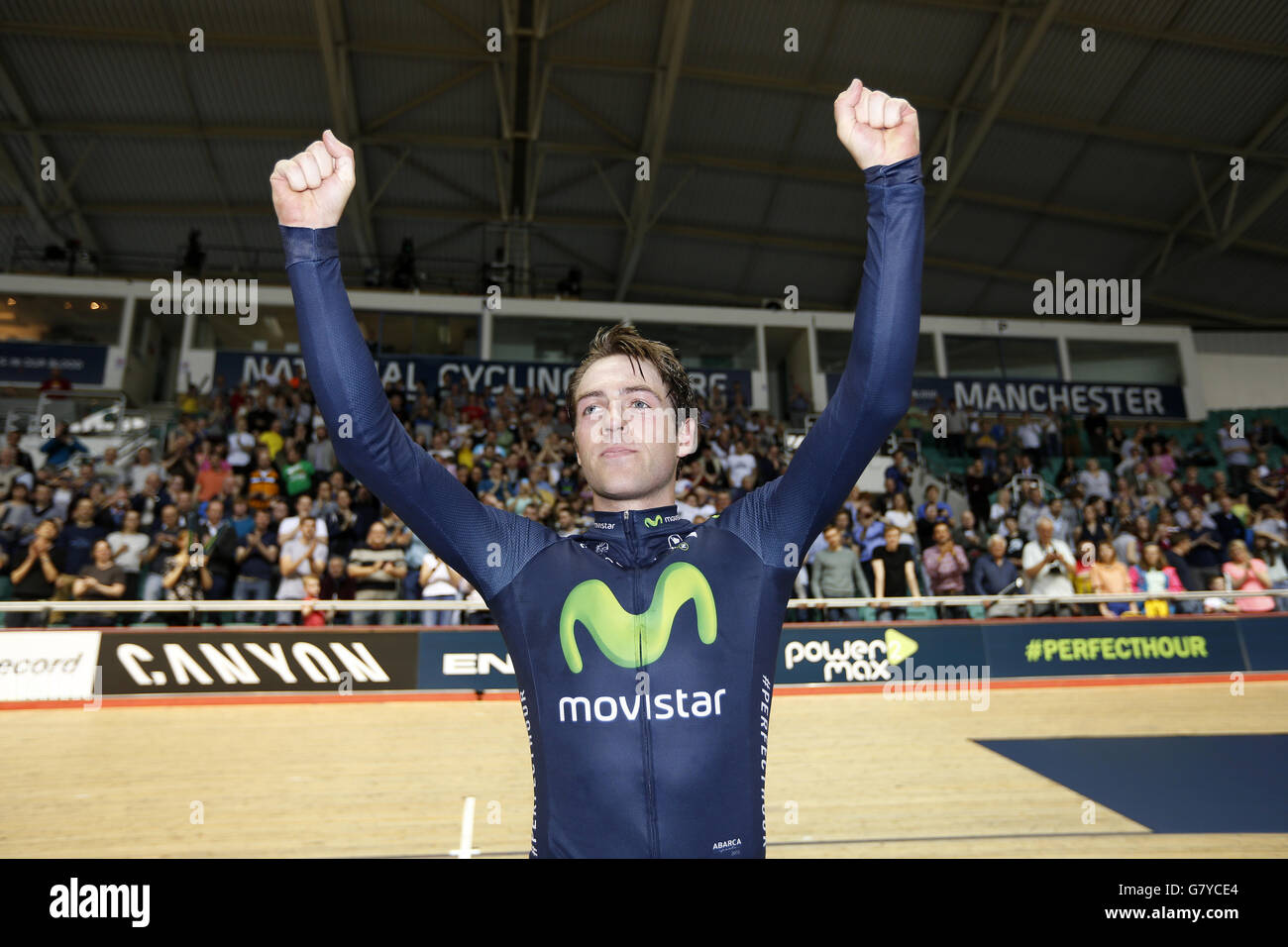 Alex Dowsett celebra il suo nuovo record dopo il tentativo di 1 ora di record mondiale al National Cycling Center di Manchester. Foto Stock