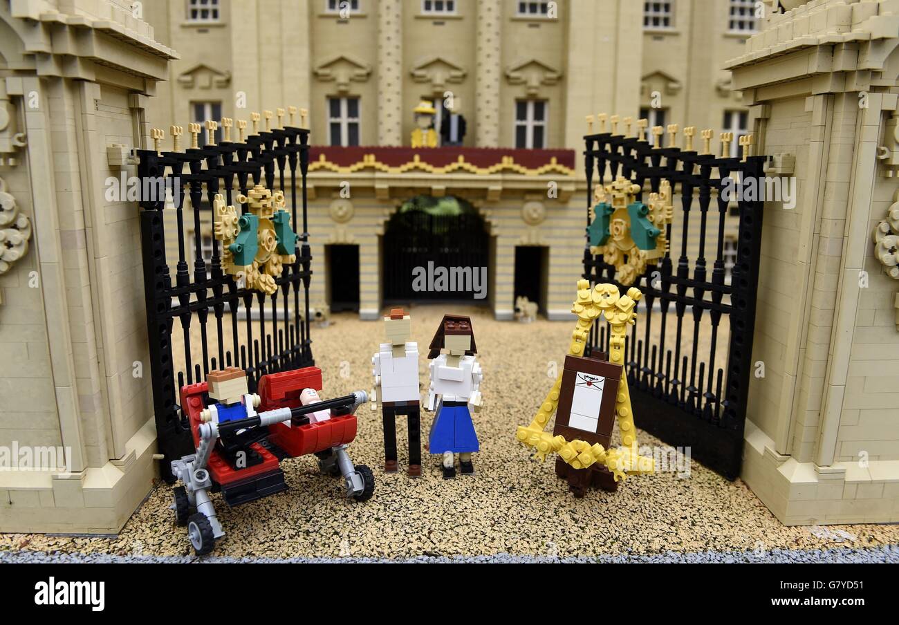 Una figura legnosa della principessa reale Charlotte di Cambridge, è aggiunta alla famiglia reale di Miniland insieme alla famiglia immediata, il duca e la duchessa di Cambridge e il principe George di Cambridge, a Legoland Windsor. Foto Stock