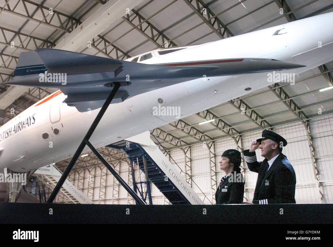 Capitano Andy Baillie e equipaggio di cabina Amanda Luchman con uno dei pochi aerei Concorde sopravvissuti che è stato svelato in un museo prima di andare in mostra al pubblico. Foto Stock
