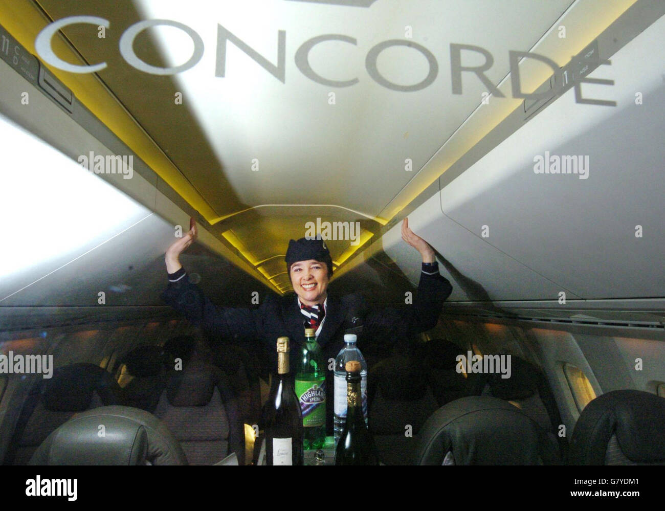 Membro dell'equipaggio di cabina Amanda Luchman con uno dei pochi velivoli Concorde sopravvissuti che è stato svelato in un museo prima di andare in mostra al pubblico. Foto Stock