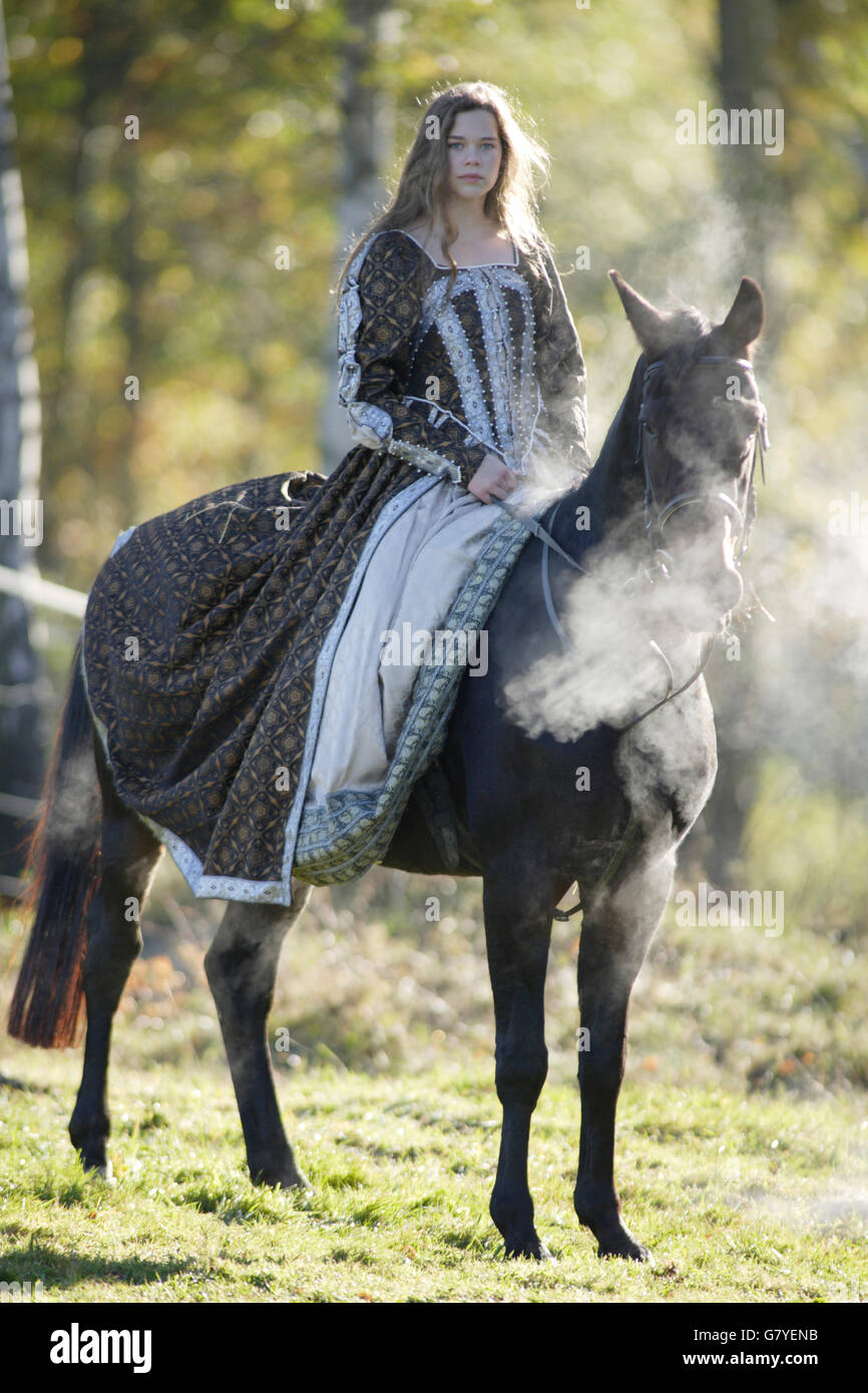 Ragazza, 17 anni, in abiti storici, XVI secolo, equitazione in autunno Foto Stock