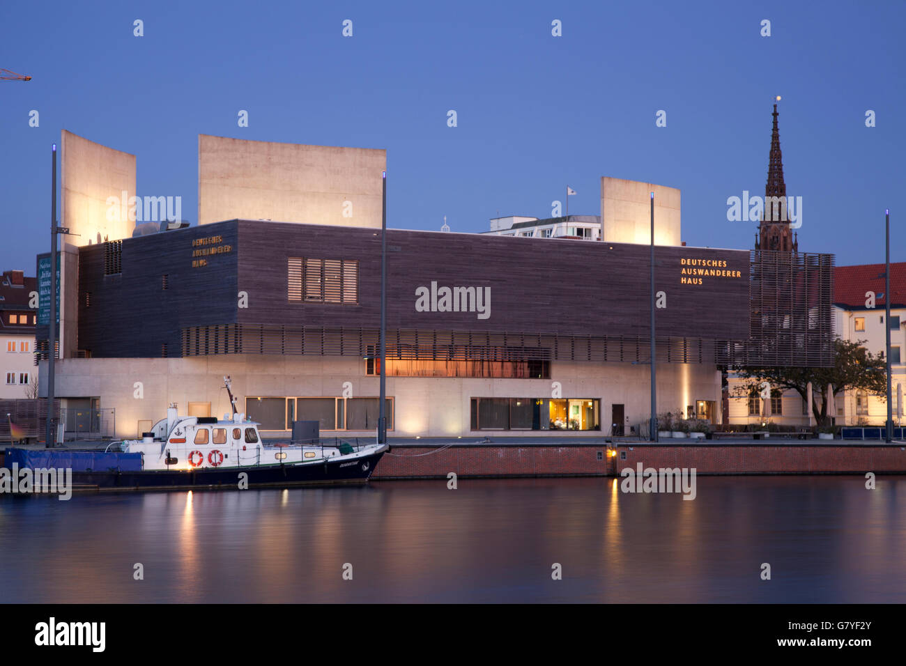 Crepuscolo, Neuer Hafen porto, centro emigrazione tedesco, Havenwelten, Bremerhaven, fiume Weser, Mare del Nord, Bassa Sassonia Foto Stock