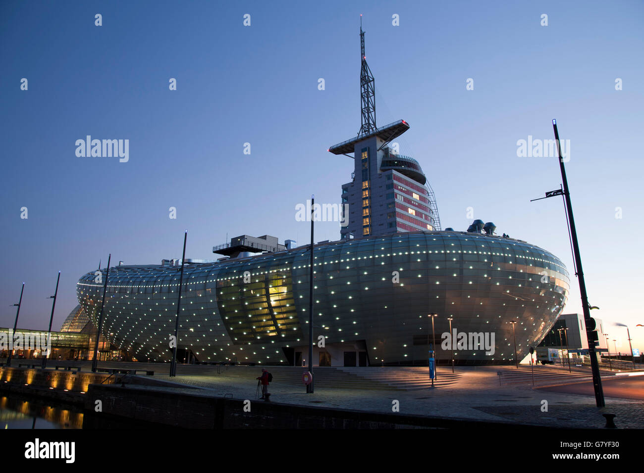 Klimahaus edificio, centro conferenze, Sail City, Havenwelten, crepuscolo, Bremerhaven, fiume Weser, Mare del Nord, Bassa Sassonia Foto Stock