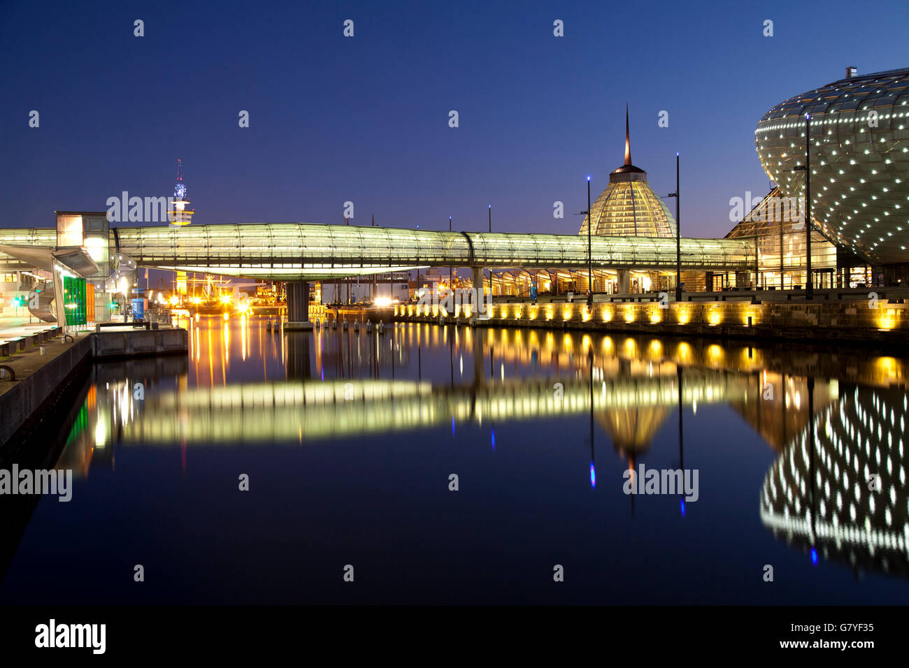 Ponte pedonale, Neuer Hafen porto, porto Museumshafen, Havenwelten, crepuscolo, Bremerhaven, fiume Weser, Mare del Nord Foto Stock