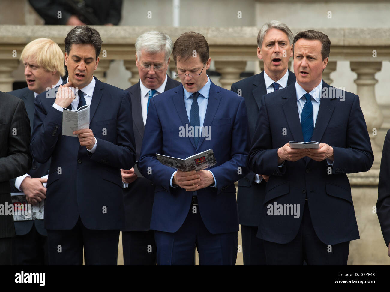 (Fronte sinistra-destra) leader laburista ed Miliband, leader liberaldemocratico Nick Clegg, primo ministro David Cameron, (fila posteriore sinistra-destra) sindaco di Londra Boris Johnson, segretario alla difesa Michael Fallon, E il Segretario degli Esteri Philip Hammond durante un Servizio di memoria in occasione del settantesimo anniversario del VE Day, al Cenotaph, a Whitehall, Londra. Foto Stock