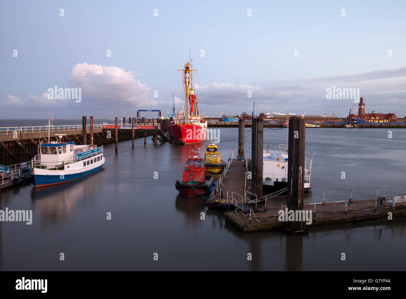 Porto nella luce della sera, Elba 1 lightship, Cuxhaven, una città termale sul Mare del Nord, Bassa Sassonia, PublicGround Foto Stock