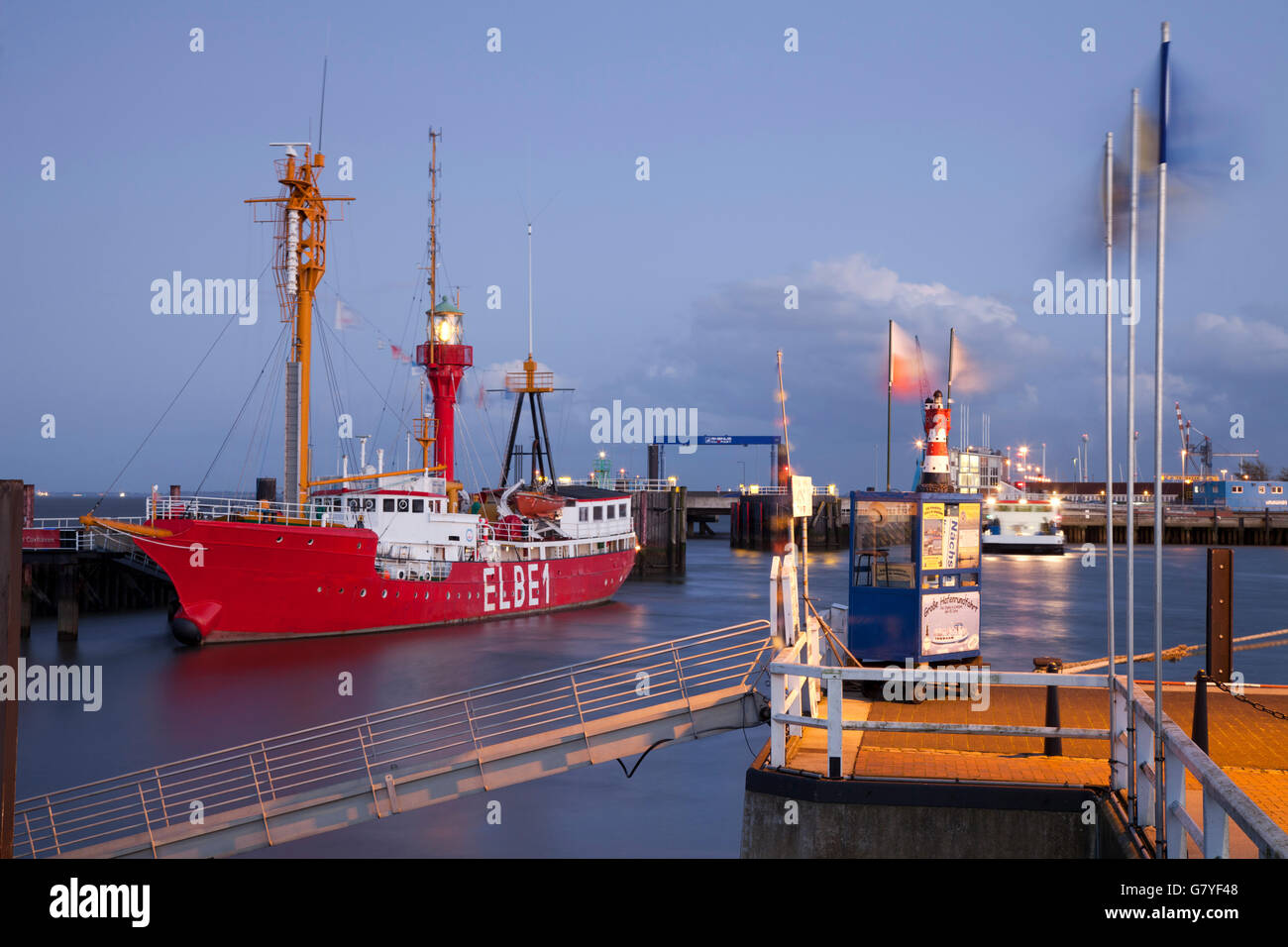 Porto nella luce della sera, Elba 1 lightship, Cuxhaven, una città termale sul Mare del Nord, Bassa Sassonia, PublicGround Foto Stock