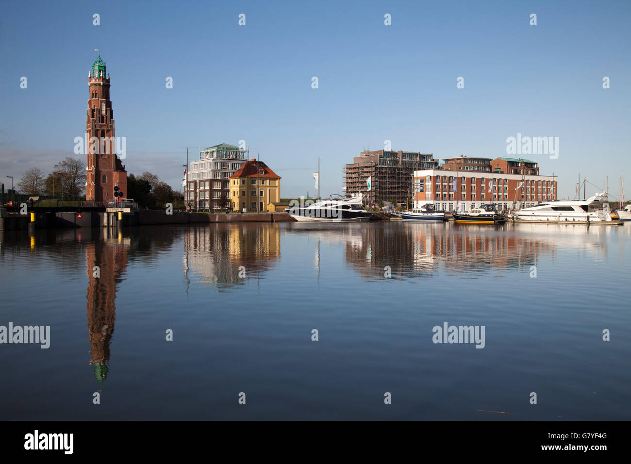 Neuer Hafen porto e il faro, Havenwelten, Bremerhaven, fiume Weser, Mare del Nord, Bassa Sassonia, PublicGround Foto Stock