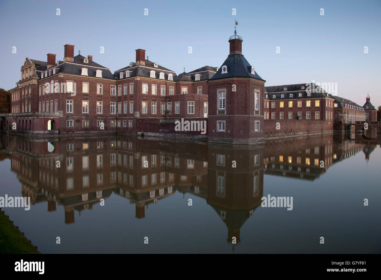 Schloss Nordkirchen moated il castello nel crepuscolo, Versailles della Westfalia, Nordkirchen, distretto di Coesfeld, Muensterland Foto Stock