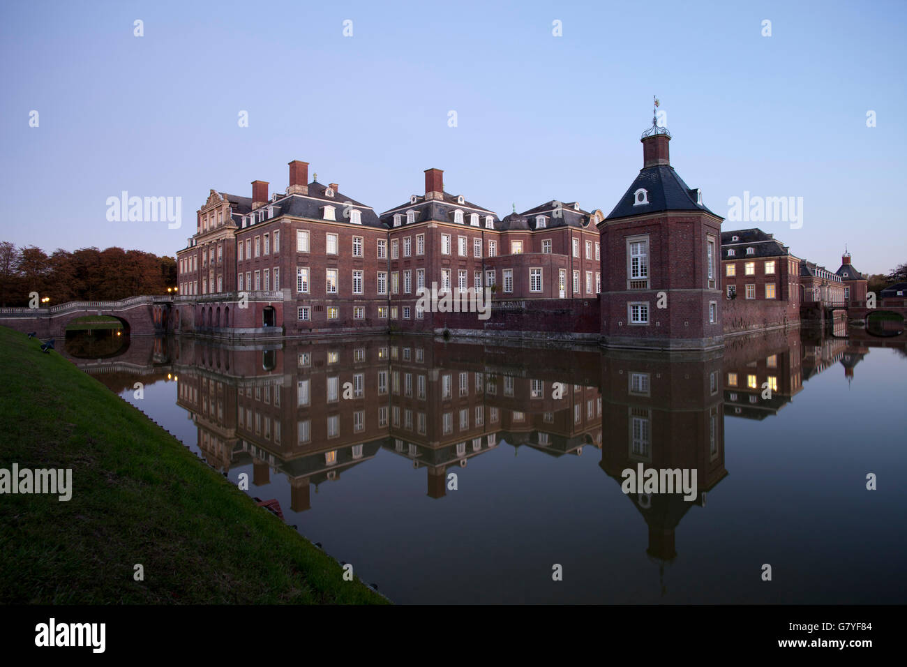 Schloss Nordkirchen moated il castello nel crepuscolo, Versailles della Westfalia, Nordkirchen, distretto di Coesfeld, Muensterland Foto Stock