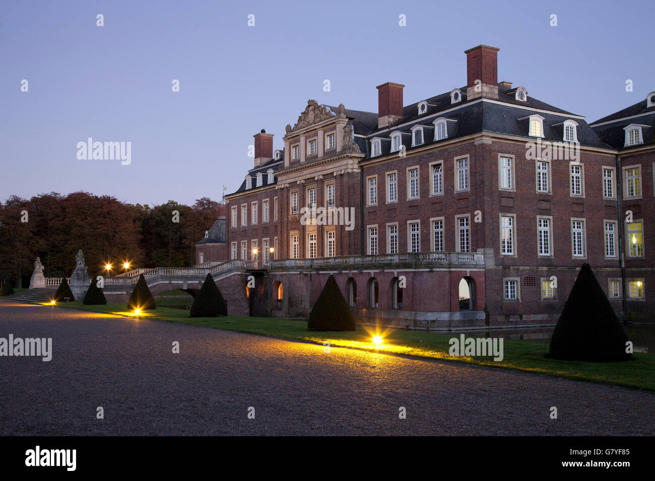 Schloss Nordkirchen moated il castello nel crepuscolo, Versailles della Westfalia, Nordkirchen, distretto di Coesfeld, Muensterland Foto Stock