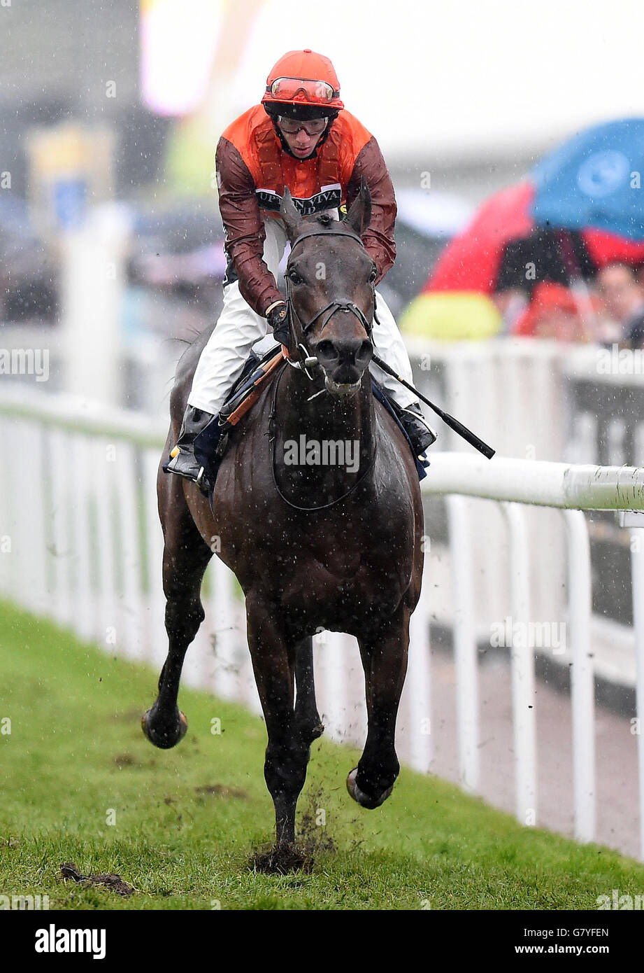 Storm Force Ten guidato da Edward Greatrex vince il Betway Apprentice handicap Stakes, durante il Boodles City Day del Boodles May Festival all'ippodromo di Chester. Foto Stock