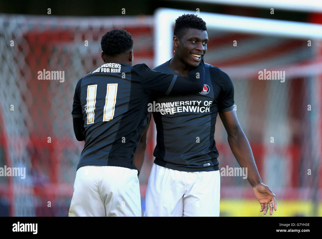 Calcio - Professional Development League due - Gioca fuori - finale - Brentford Under 18 v Charlton Athletic Under 18 - Griffin Park. Joshua Umerah di Charlton (a destra) celebra il suo obiettivo di apertura Foto Stock