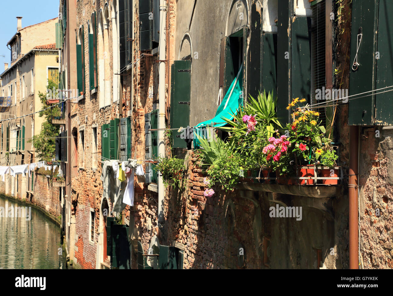 Gli edifici su un canale di Venezia Foto Stock