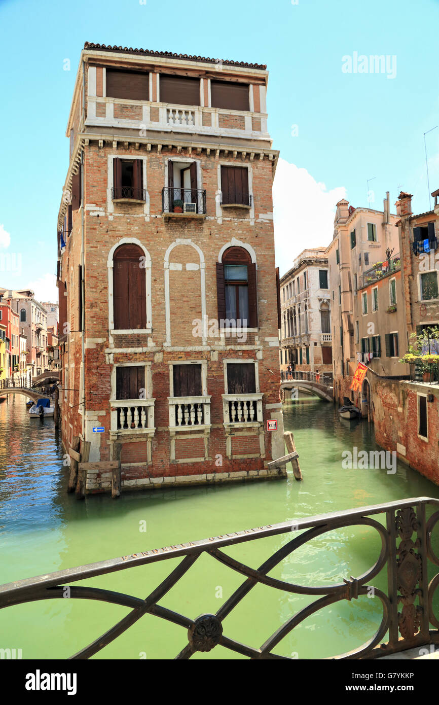 Casa circondata da canali, sestiere di Castello, Venezia Foto Stock