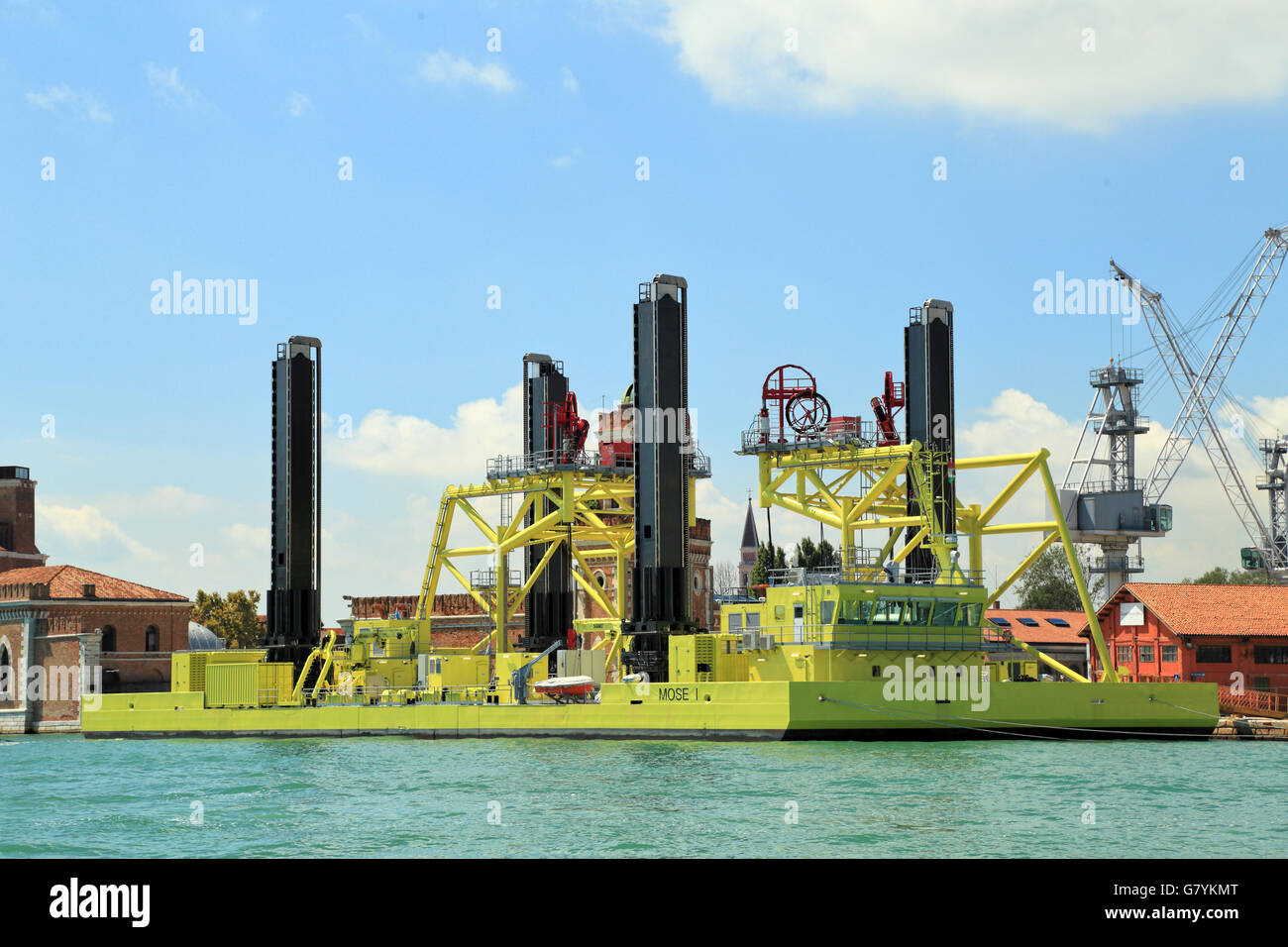 Venezia Mose 1, jack-up nave per installazione ad alta protezione acqua cancelli, ormeggio a Arsenale, Castello. Foto Stock