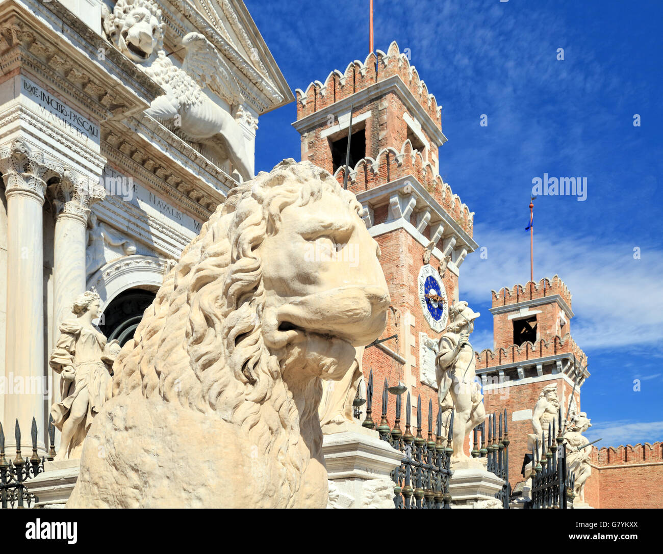 Lion statua all'ingresso 'Porta Magna" dell Arsenale, Castello, Venezia, Italia. Foto Stock