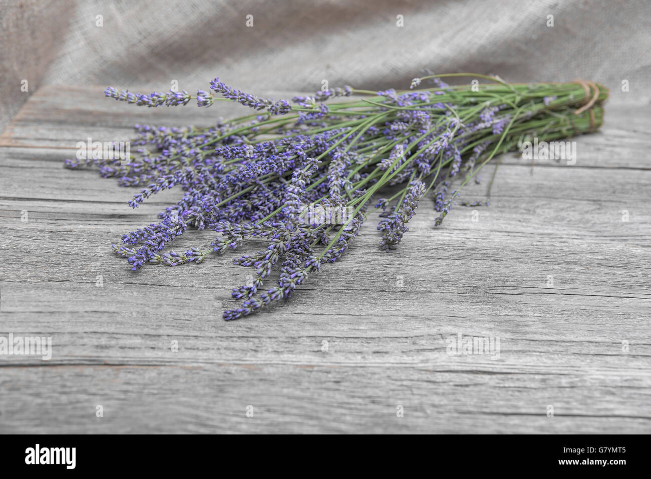 Mazzo di fiori di lavanda su vecchie tavole di legno Foto Stock