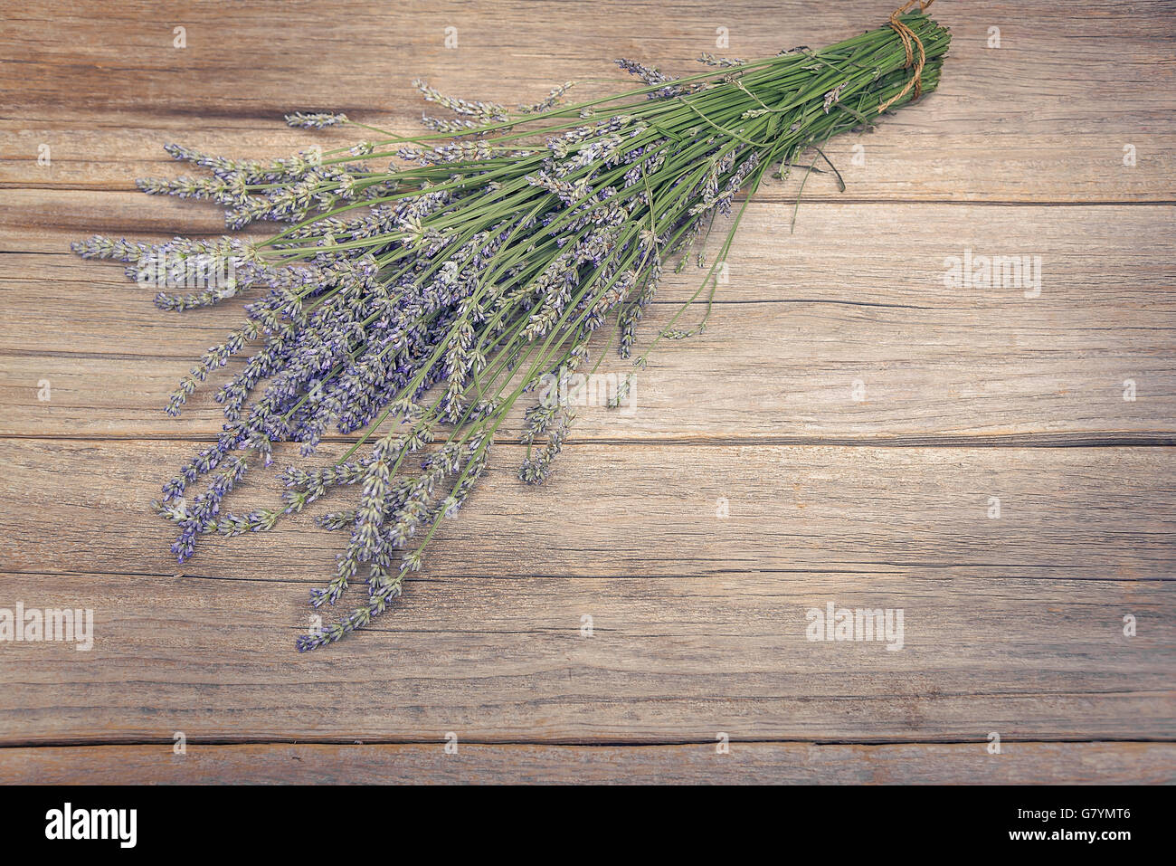 Mazzo di fiori di lavanda su vecchie tavole di legno Foto Stock