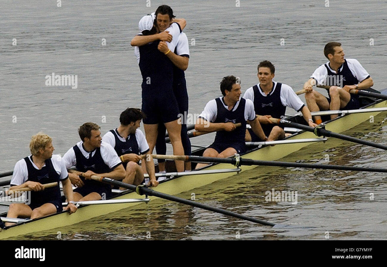Canottaggio - Oxford contro Cambridge 151st University Boat Race. L'equipaggio di Oxford festeggia dopo aver sconfitto Cambridge. Foto Stock