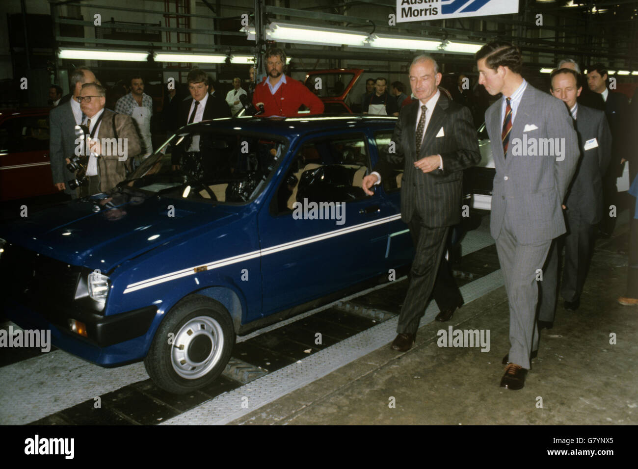 Il Principe del Galles durante il tour della mini-metropolitana britannica Leyland a Longbridge, vicino a Birmingham, che ha aperto in questo giorno. Foto Stock