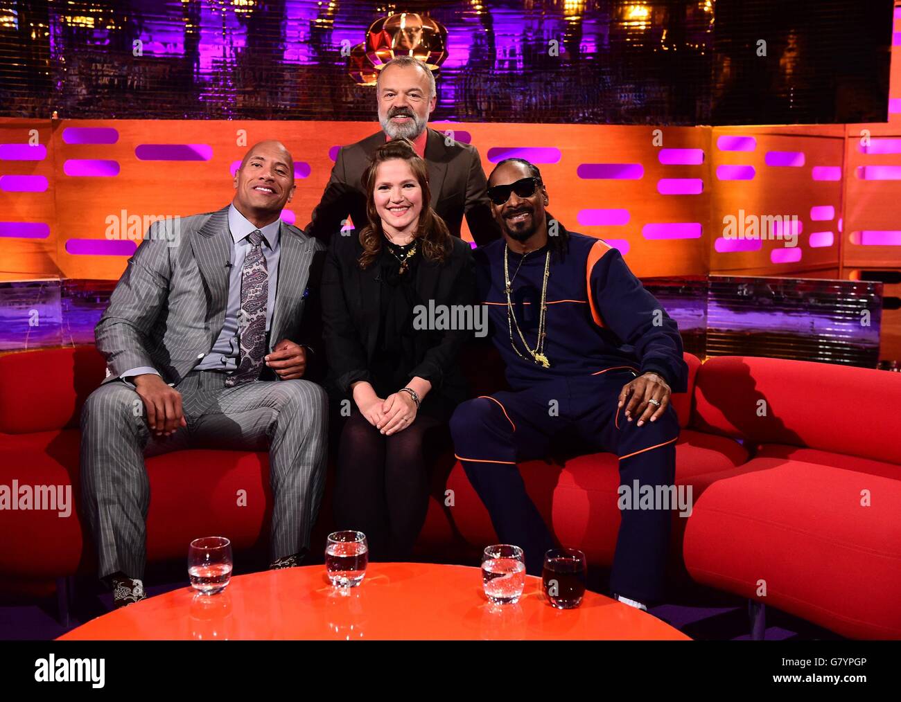 Host Graham Norton (posteriore) con (anteriore, sinistra - destra) Dwayne Johnson, Jessica Hynes e Snoop Dogg durante le riprese del Graham Norton Show presso i London Studios, a sud di Londra, in onda venerdì. Foto Stock